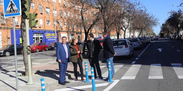 Más de 380.000 euros de inversión para la renovación integral de la señalización vertical y marcas viales de Pino Montano, con medidas de mejora de la seguridad vial y de los semáforos
