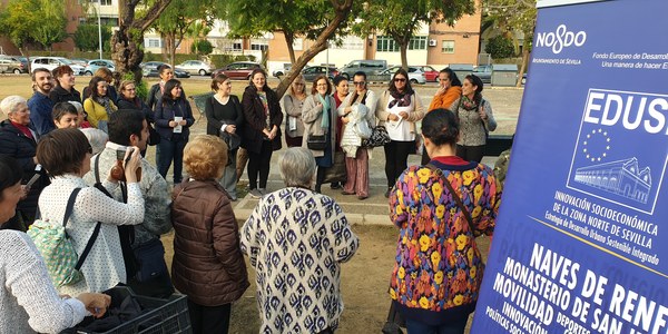 Más de un centenar de personas participa en el Paseo Comunitario organizado por la Mesa de la Educación del Polígono Norte