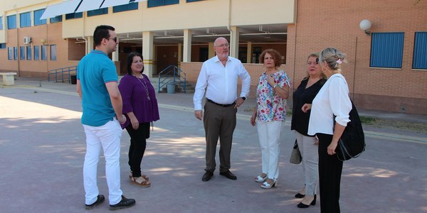 Mejoras en el CEIP Tartessos de Sevilla Este con la colocación de toldos motorizados y actuaciones en la red de canalizaciones y en el alcantarillado