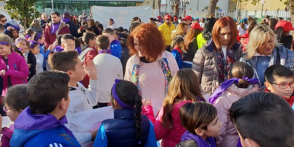 Miles de alumnos de primaria y secundaria de Torreblanca adelantan la celebración del Día de la Paz y la Tolerancia con la 15º Marcha por las calles del barrio