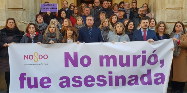 Minuto de silencio en el Ayuntamiento de Sevilla con motivo del último asesinato machista en Andalucía