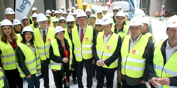 El alcalde visita las obras del centro de ocio familiar Lagoh que abrirá en septiembre con 260 millones de euros de inversión y diez actuaciones de mejora de la movilidad, incluida una conexión ciclopeatonal con Bermejales y Heliópolis