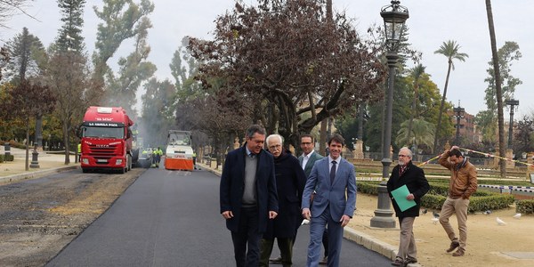 El Ayuntamiento reforma las entradas al Parque de María Luisa para garantizar la accesibilidad y pavimenta los caminos de asfalto dentro de la estrategia de inversión que alcanzará los 3,5 millones de euros en cuatro años