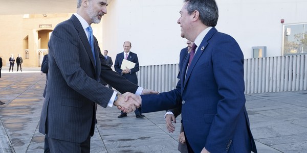 El Rey y el alcalde de Sevilla impulsan el inicio de la conmemoración de la primera vuelta al mundo desde el II Foro de Gobiernos Locales
