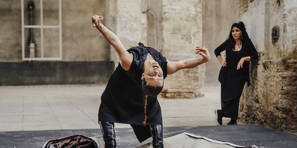 Rocío Molina deconstruye la obra pictórica realizada por Lita Cabellut para la Bienal de Flamenco