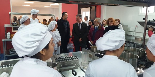 El Ayuntamiento y el IES Torreblanca ponen en marcha el primer programa de inserción laboral a través de la FP Dual en la escuela social de hostelería dentro de la estrategia de zonas con necesidad de transformación social