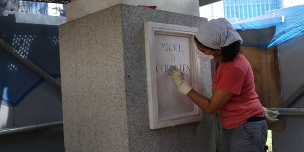 Trabajos de limpieza en el basamento y en la escultura de Cervantes que se enmarcan en el programa de conservación de monumentos que ha realizado cerca de una veintena de actuaciones  en lo que va de año