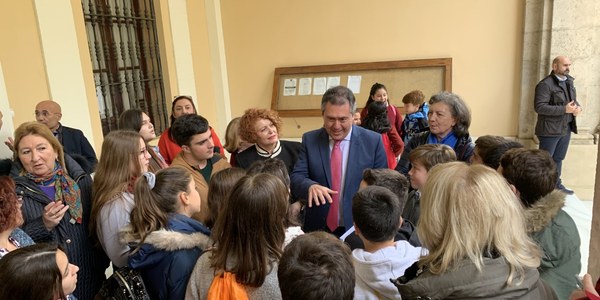 Un centenar de alumnos participa junto a profesores, madres y padres en el Pleno de la Infancia y la Adolescencia que manifiesta su compromiso en la lucha contra el cambio climático