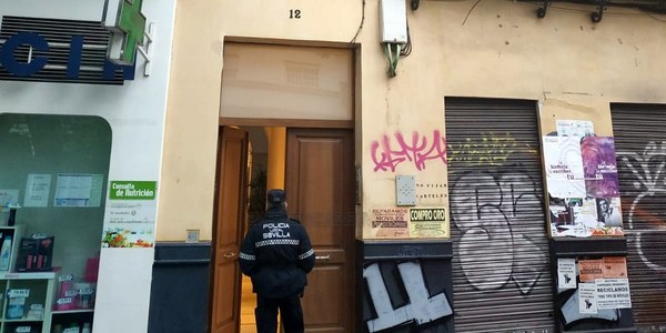 Una veintena de personas son desalojadas de forma preventiva de un inmueble de la Avenida de la Cruz Roja tras los daños estructurales ocasionados por obras no autorizadas
