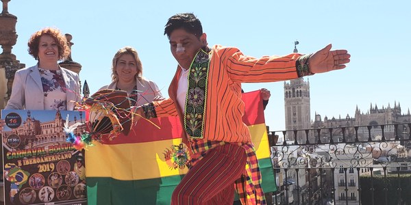 Unas 1.500 personas participan en el desfile del Carnaval Boliviano e Iberoamericano que recorre el centro este sábado