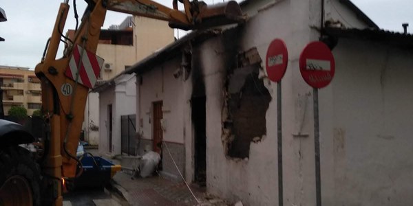 Urbanismo acomete la demolición de un inmueble abandonado en la calle Fernando Álvarez de Toledo ante el riesgo provocado por un incendio producido esta semana