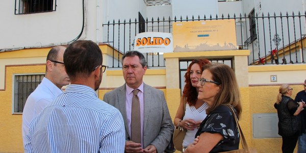 Urbanismo culmina en la Macarena el primero de los ascensores en bloques privados diseñados, ejecutados y financiados por el Ayuntamiento