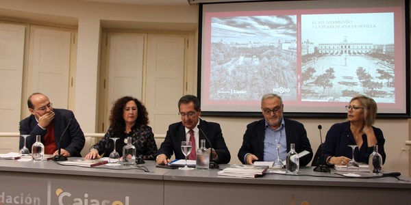 Urbanismo y Fundación Cajasol editan la obra ‘El Ayuntamiento y la Plaza Nueva’ para contribuir a la divulgación patrimonial de este entorno clave para la historia de la ciudad durante cinco siglos