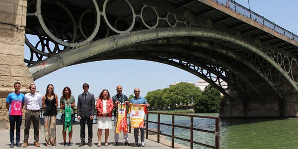 El VIII Cinc Acuatlón Velá de Triana ‘Memorial Íñigo Vallejo’ se celebra este domingo consolidado ya como una de las grandes citas deportivas del calendario deportivo del verano y enmarcado en la agenda de la Velá de Santiago y Santa Ana