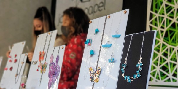 46 expositores, la mitad sevillanos, participan en la  Feria de Artesanía Creativa que permanece en Plaza Nueva hasta el 5 de enero