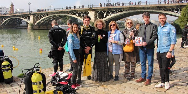 El Ayuntamiento de Sevilla colabora en una acción medioambiental y solidaria para concienciar y sensibilizar sobre los residuos contaminantes en el río Guadalquivir