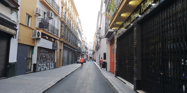 El Ayuntamiento amplía los tiempos de paso para peatones en los principales cruces de la ciudad y peatonalizará tramos de 11 grandes vías los fines de semana en diferentes distritos
