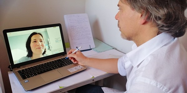 Ayuntamiento, Cisco y Orange ofrecen herramientas online para que 200 padres y madres y 210 menores y adolescentes reciban por vía telemática durante esta crisis sanitaria apoyo educativo, social y psicológico por parte de 95 profesionales de la red municipal de Servicios Sociales