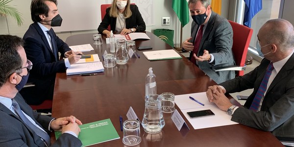 Ayuntamiento y Consejería de Fomento avanzan en la coordinación de infraestructuras claves para Sevilla como el tranvía, el Metro, el Cercanías o la conexión aeropuerto-Santa Justa dentro del proceso de participación del Plan de Movilidad de Sevilla
