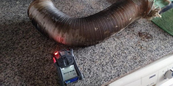 Bomberos interviene en una vivienda tras la acumulación de gases tóxicos procedentes de un calentador de agua obstruido por nidos de pájaros que ha provocado la intoxicación de tres personas