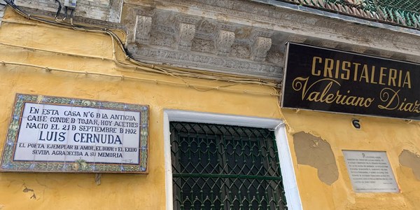 El Ayuntamiento de Sevilla, a través de la Gerencia de Urbanismo, y propietarios de la casa natal del poeta Luis Cernuda firman las escrituras de compraventa por las que el Consistorio adquiere esta propiedad