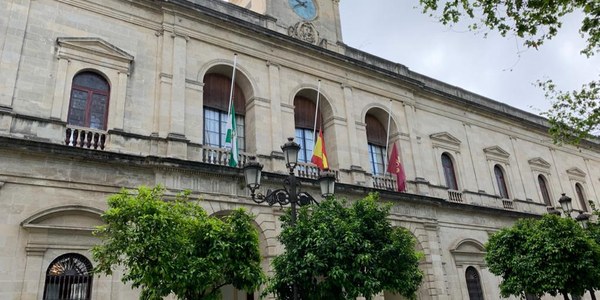 El alcalde acuerda con la junta de portavoces la declaración de tres días de luto oficial en Sevilla entre el 30 de mayo y el 1 de junio y la puesta en marcha mañana de la comisión especial de trabajo para la reactivación de la ciudad compuesta por todos los grupos políticos