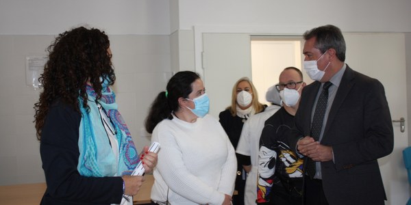 El alcalde de Sevilla respalda la labor de la Asociación Niños con Amor durante una visita al nuevo centro con el que esta entidad cuenta en el Distrito San Pablo-Santa Justa y en el que atiende a más de 100 usuarios