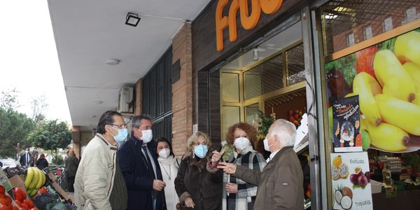 El alcalde muestra su apoyo a los comerciantes de Sevilla Este que cuentan con una campaña promocional puesta en marcha por el Distrito Este-Alcosa-Torreblanca para promover las compras en la época navideña