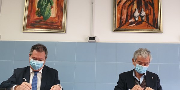El alcalde y el presidente de la Fundación Alalá firman el acuerdo para  el desarrollo de nuevos proyectos y actividades en tres nuevos módulos ubicados en el Centro Cívico el Esqueleto del Polígono Sur
