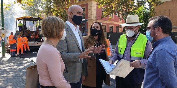 El Ayuntamiento abre este martes al tráfico la Avenida Manuel Siurot tras su repavimentación con un firme más resistente y reductor de ruido tras una inversión de 227.000 euros