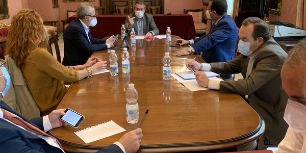El Ayuntamiento acuerda la finalización de actividades y el cierre de instalaciones municipales a las 22.00 horas, la suspensión de los mercadillos de comercio ambulante y la limitación de la actividad deportiva de acuerdo con el decreto de la Junta de Andalucía
