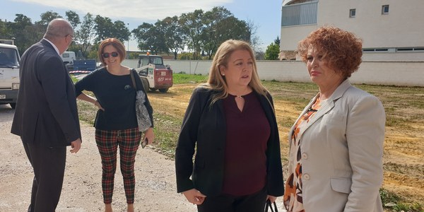 El Ayuntamiento adecúa la parcela del nuevo centro ciudadano de  Sevilla Este y construye un cerramiento para actividades en el exterior