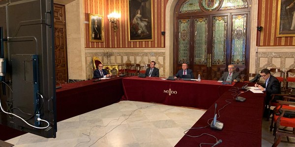 El Ayuntamiento agiliza los pagos a proveedores, moviliza medidas fiscales y arbitra convocatorias de ayudas para inyectar liquidez a las empresas y los autónomos y crea un grupo de trabajo con agentes económicos y sociales para diseñar el plan de reactivación  de Sevilla tras la crisis sanitaria