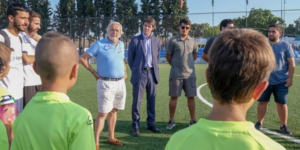 El Ayuntamiento amplía el plan de renovación de campos de césped de fútbol con la adjudicación de los centros deportivos de La Oliva, Andalucía Este y Valdezorras y la reactivación de Vega de Triana por casi un millón de euros