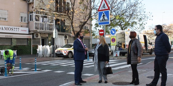 El Ayuntamiento avanza en el plan de mejora de la señalización y la seguridad vial en la barriada de Alcosa con nuevos pasos de peatones y otras medidas de protección