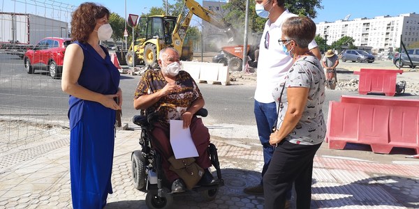 El Ayuntamiento avanza en la ampliación de las zonas peatonales y ciclistas de la ciudad con la continuación por la calle Navarra de San Jerónimo del nuevo carril bici de la Avenida Doctor Fedriani