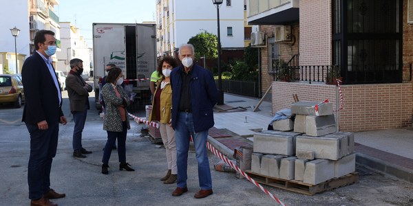 El Ayuntamiento avanza en la estrategia de ampliación de espacios peatonales con un nuevo itinerario en la calle Riopiedras de San Jerónimo que incluye más acerado y otras mejoras en materia de accesibilidad