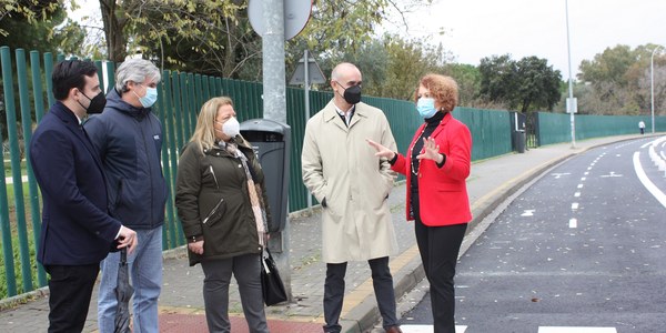 El Ayuntamiento avanza en la estrategia de ampliación de espacios peatonales y ciclistas en los barrios con un nuevo carril en Sevilla Este que posibilita el acceso al Parque Infanta Elena en bicicleta