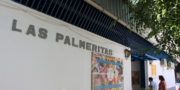 El Ayuntamiento cerrará dos días y desinfectará el mercado de Las Palmeritas en una decisión coordinada con la Junta tras un brote de COVID-19 en una misma empresa de esta plaza de abastos
