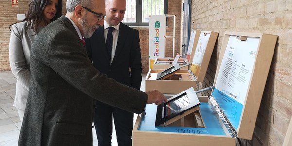 El Ayuntamiento colabora en una exposición que muestra la vida cotidiana de las personas con diversidad funcional