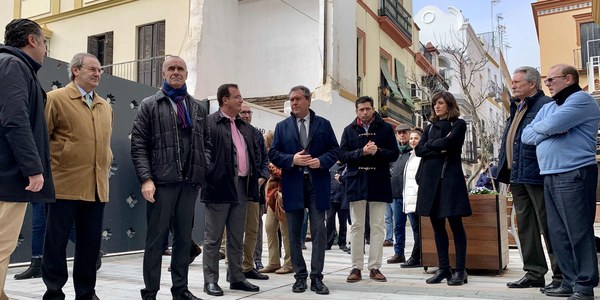 Finaliza la reurbanización de la calle Baños que se transforma en un amplio eje peatonal y comercial con plataforma única