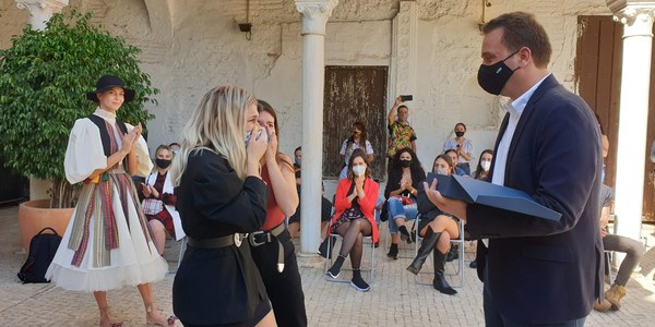 El Ayuntamiento concede el primer premio del XVII Crea Sevilla Joven en la modalidad moda a Yanasu, la firma de Marta Rodríguez y Rocío Cruces