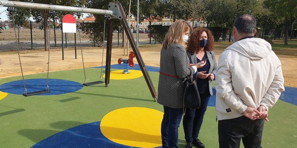 El Ayuntamiento concluye las obras de la nueva zona infantil del parque Mª Teresa León, de la calle Jardines de los Poetas, en el Distrito Bellavista-La Palmera