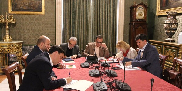 El Ayuntamiento constituye una comisión especial acordada en Pleno para realizar el seguimiento de la investigación contra Magrudis y analizar propuestas que refuercen el control y la colaboración con la Junta sobre seguridad alimentaria