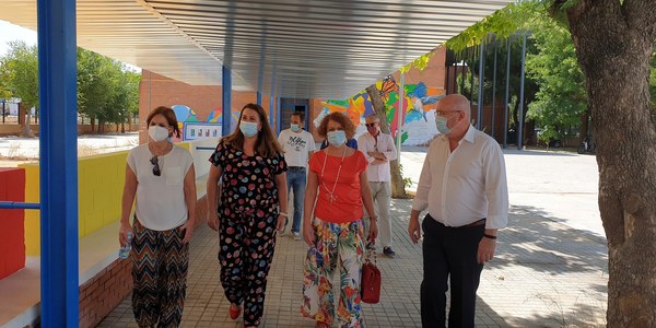 El Ayuntamiento construye una marquesina de 80 metros que conecta los edificios del CEIP Paz y Amistad y ofrece sombra y protección ante la lluvia al alumnado