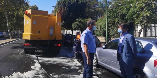 El Ayuntamiento continúa con la desinfección en el entorno de los colegios y otras zonas sensibles a través de los baldeos que Lipasam lleva a cabo con más de 60 millones de litros de desinfectante aplicados y 30.000 kilómetros de calles tratadas desde el inicio de la alarma sanitaria