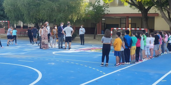 El Ayuntamiento culmina la reforma del patio y la construcción de un amplio porche en el CEIP Ignacio Sánchez Mejías dentro del programa de inversiones públicas en el Distrito Norte