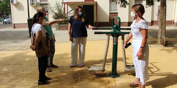 El Ayuntamiento culmina la remodelación de la Plaza El Ideal Andaluz en el Polígono Sur con la eliminación de barreras arquitectónicas, la plantación de arbolado y la instalación de aparatos biosaludables