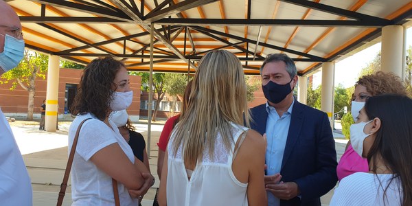 El Ayuntamiento culminará antes del inicio del curso un nuevo porche y una sala de usos múltiples en el CEIP Híspalis tras una inversión licitada por un importe de 200.000 euros dentro de programa de mejoras de 2020