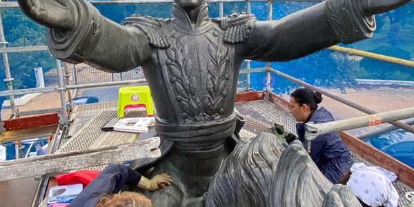 El Ayuntamiento de Sevilla acomete tareas de conservación y protección de la escultura en broce dedicada a Simón Bolívar en el Paseo de las Delicias dentro del plan anual de intervenciones sobre monumentos en espacios públicos